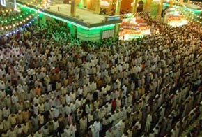 صحن أبي الفضل العباس عليه السلام يمتلئ بالمصلين