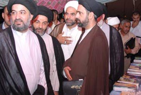 السيد الصافي والسادة الفضلاء في جانب من معرض الكتب