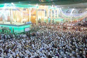 جموع الزائرين تستمع لمحاضرة الوعظ والارشاد في صحن أبي الفضل العباس عليه السلام