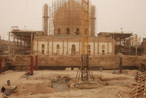 الحرم الجديد ملاصق للحرم المقدس (وهو البناء الأثري الذي تم إعماره بعد فاجعتي التفجير التي طالته)