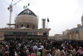 حشود الزائرين تملأ صحن مرقد العسكريين