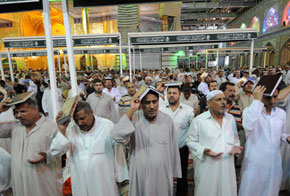 جموع المؤمنين يؤدون الصلاة والدعاء