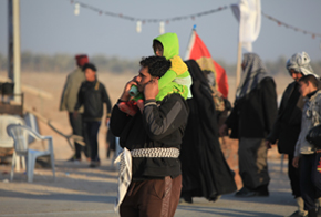 أحد الأطفال السائرين على طريق الحسين عليه السلام