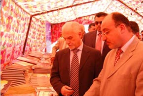 الدكتور حسين الشهرستاني يطالع إصدارت العتبة