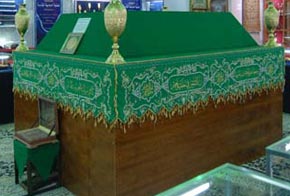 احدى البُرد القديمة تكسو ضريح الامام