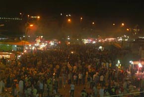 حشود الزائرين بعد صلاتي المغرب والعشاء قرب مقام الإمام المهدي عليه السلام