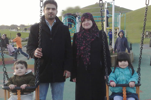 شاب عراقي ينير درب امرأة بريطانية لدين الحق ويؤسس لبناء عائلة مسلمة Attachment
