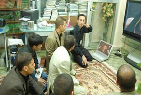 الفائزون يستمعون للشرح حول الفلم الجاري انتاجه 