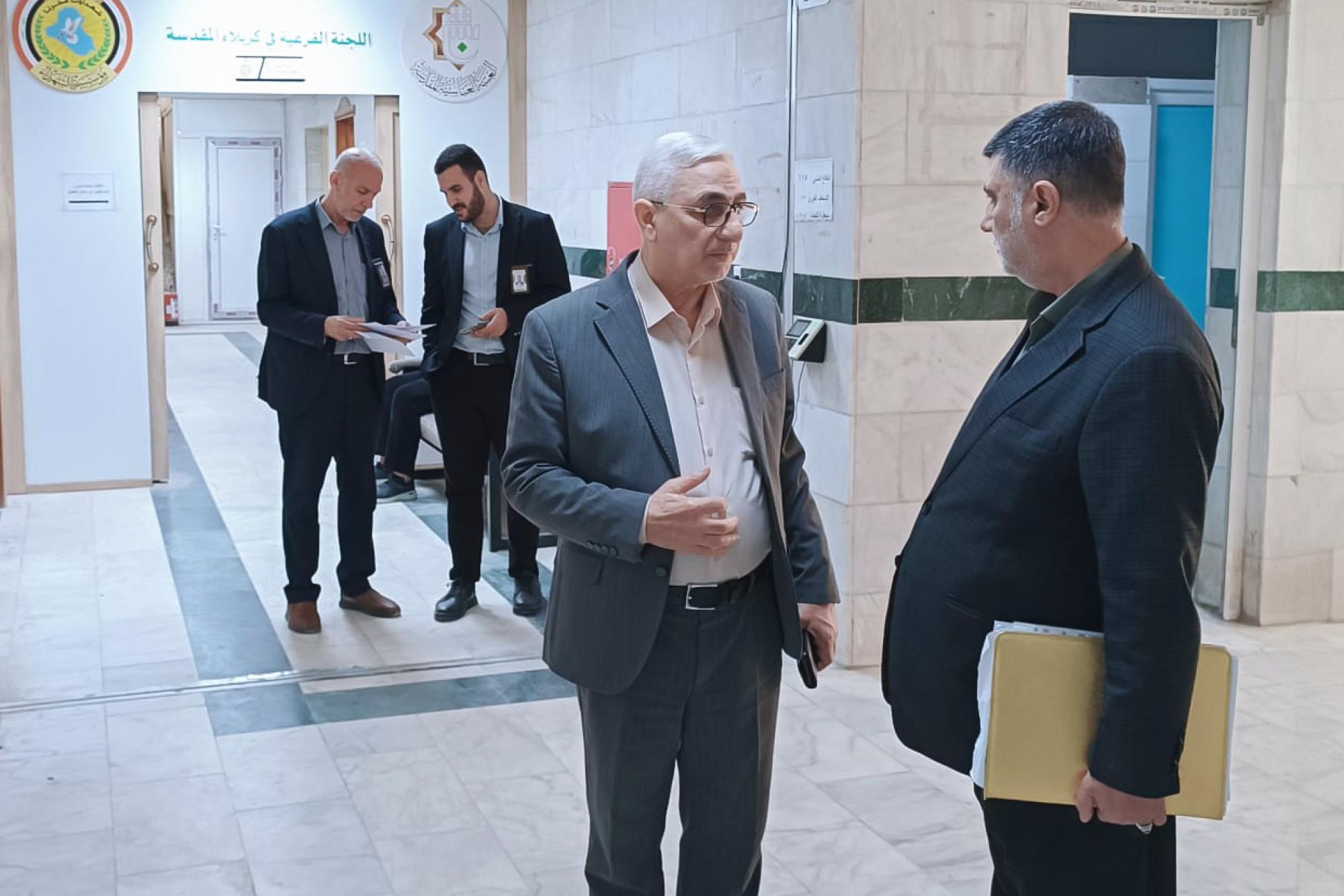 Un membre du conseil d'administration du sanctuaire saint Al Abbas ...