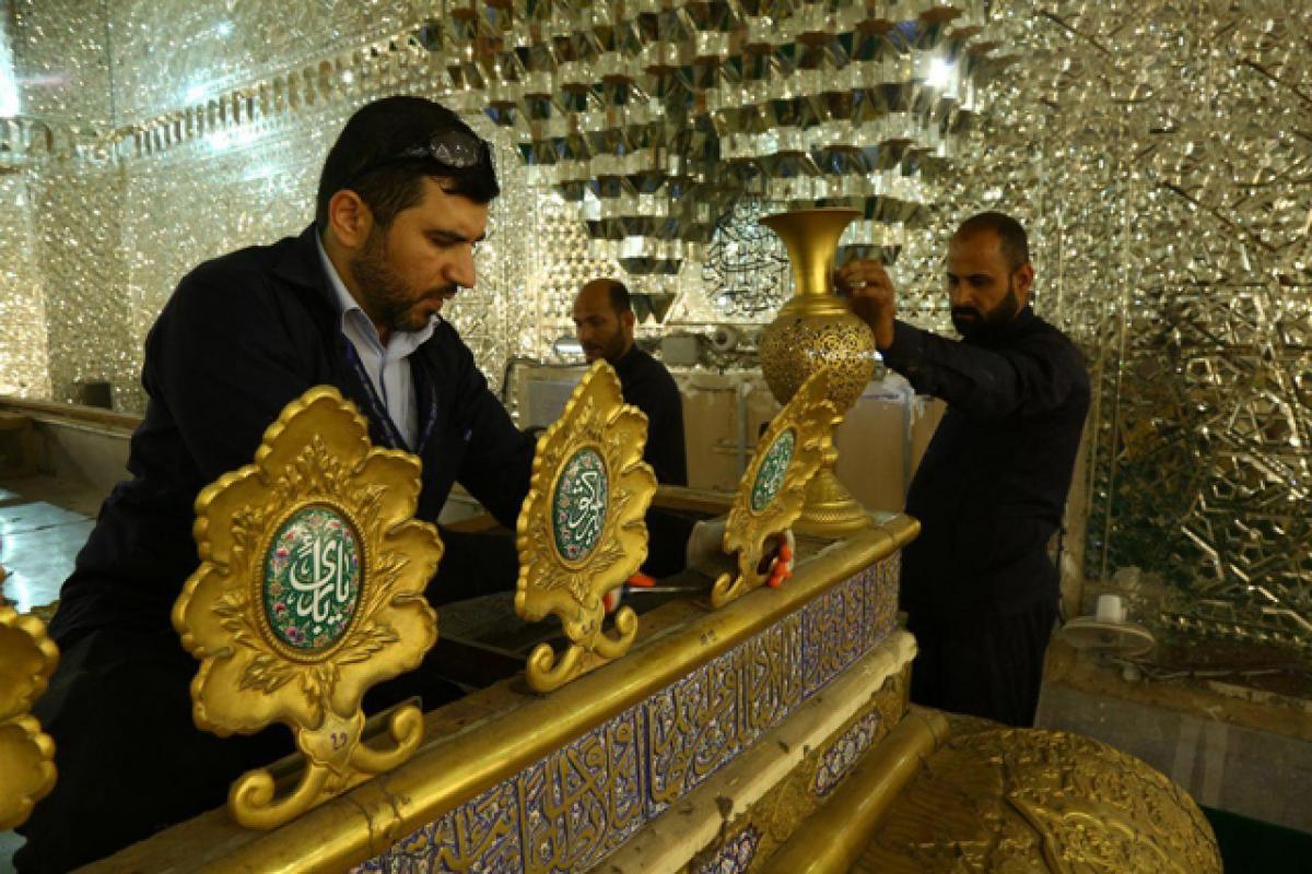 The staff of the Saqqa' plant begins the first steps to maintain and re-gild the upper part of the grid of Imam al-Kadhem and Imam al-Jawad (peace be upon both of them).