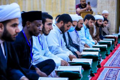 حناجرُ تصدح بتلاوة آيات القرآن الكريم من رحابِ مقامِ شريكه