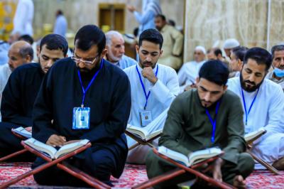 حناجرُ تصدح بتلاوة آيات القرآن الكريم من رحابِ مقامِ شريكه