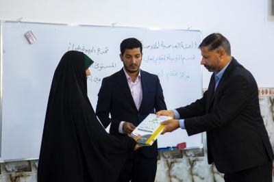 منهاجُ (نتعلّمُ لنَحيا) لمحو الأمّية يُكمل المرحلةَ الأساسيّة في أحد مراكزه 