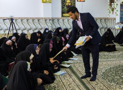منهاجُ (نتعلّمُ لنَحيا) لمحو الأمّية يُكمل المرحلةَ الأساسيّة في أحد مراكزه 