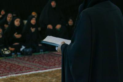 محطّاتٌ من سيرة الإمام الجواد (عليه السلام) بعملٍ مسرحيّ يأسر القلوبَ ويجسّدُ الفاجعة