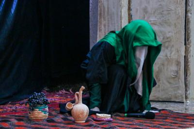 محطّاتٌ من سيرة الإمام الجواد (عليه السلام) بعملٍ مسرحيّ يأسر القلوبَ ويجسّدُ الفاجعة
