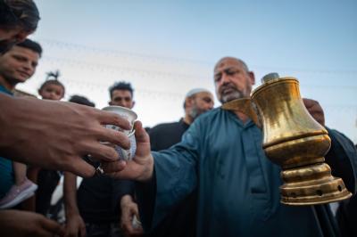 الخدمةُ شَرفٌ في الدُنيا وذُخرٌ في الآخِرة.. مواكبُ الخدمة الحسينيّة الكربلائيّة تتفانى وتتسابق لخدمة الزائرين