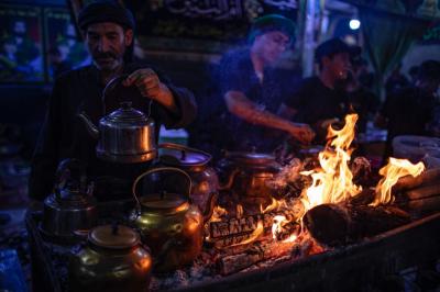 الخدمةُ شَرفٌ في الدُنيا وذُخرٌ في الآخِرة.. مواكبُ الخدمة الحسينيّة الكربلائيّة تتفانى وتتسابق لخدمة الزائرين