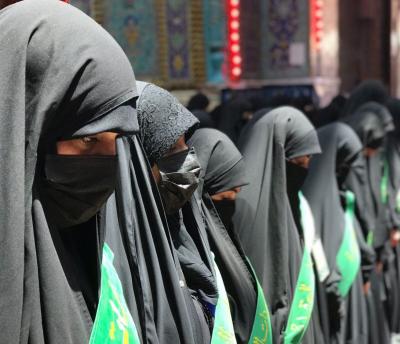مدارسُ الكفيل الدينيّة النسويّة تنظّمُ مسيرةَ عزاءٍ نسويّة في العتبتَيْن المقدّستَيْن