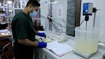اثناء فحص المخطوطة