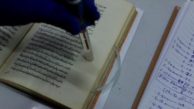تعرّف على طريقة فحص المخطوطات في مختبرات العتبة العبّاسية المقدّسة