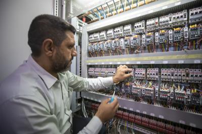 قسم الصيانة والإنشاءات الهندسية: نعمل وفق خطط متكاملة لتأمين احتياج العتبة وأقسامها من الطاقة الكهربائية