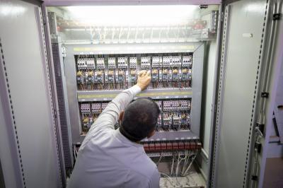 قسم الصيانة والإنشاءات الهندسية: نعمل وفق خطط متكاملة لتأمين احتياج العتبة وأقسامها من الطاقة الكهربائية