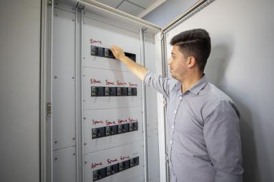 قسم الصيانة والإنشاءات الهندسية: نعمل وفق خطط متكاملة لتأمين احتياج العتبة وأقسامها من الطاقة الكهربائية