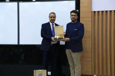 تكريم الطلبة الأوائل