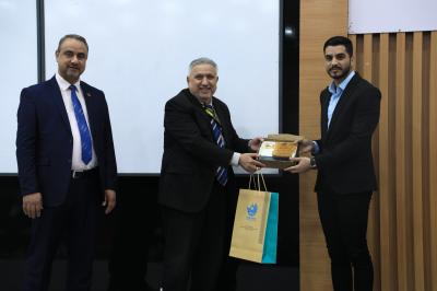تكريم الطلبة الأوائل