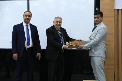 تكريم الطلبة الأوائل