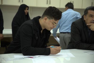أحد الطلبة يختار الكلية التي يروم الدراسة فيها