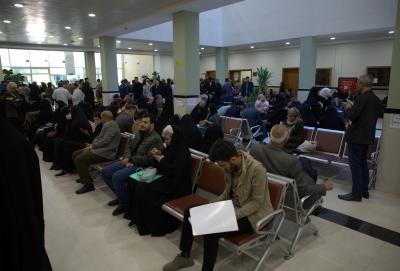 الأهالي ينتظرون تسجيل أبنائهم في الجامعة