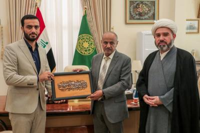 تقديم درع المعهد لرئيس الجامعة