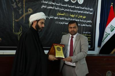 تقديم دروع تكريما للمشاركين