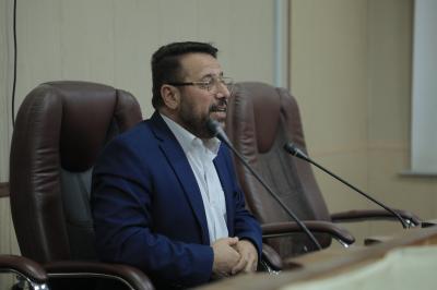 المحاضر في الندوة