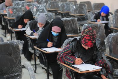 الطلبة يؤدون امتحانات نصف السنة في جامعة الكفيل 