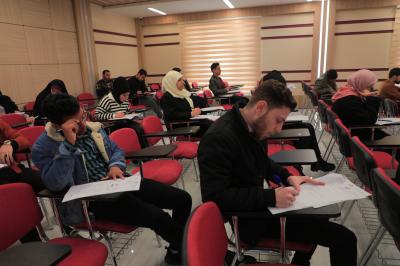الطلبة يؤدون امتحانات نصف السنة في جامعة الكفيل 