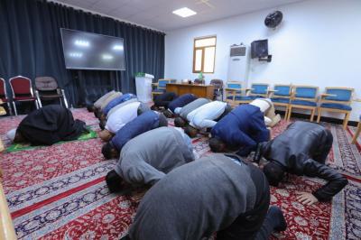يتضمّن أداء صلاة الجماعة