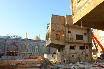 صور من اعمال إزالة البنايات الواقعة ضمن مشروع صحن أمّ البنين (عليها السلام)