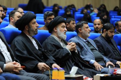 السيد الصافي ومدير مكتبه  واعضاء مجلس الادارة ورئيس المجمع العلمي 
