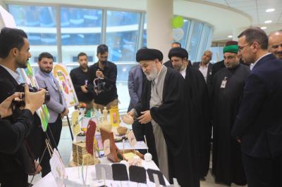 السيد الصافي يطلع على الاعمال المصنوعة يدوياً ضمن فعاليات ملتقى العميد للارشاد التربوي