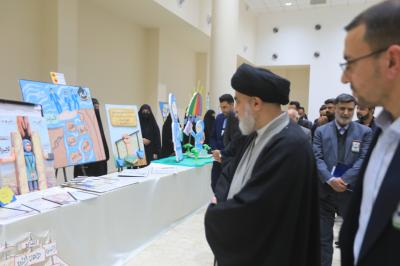 السيد الصافي يطلع على الاعمال الفنية ضمن فعاليات ملتقى العميد للارشاد التربوي