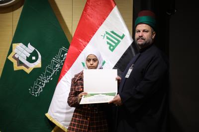 تكريم الطلبة بشهادات شكر وتقدير 
