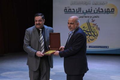 صور من تكريم المشاركين في المهرجان 