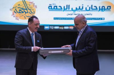 صور من تكريم المشاركين في المهرجان 