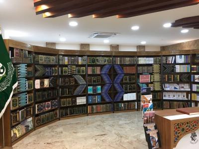 القسم أهدى (100) إصدارٍ متنوع للمكتبة المركزية