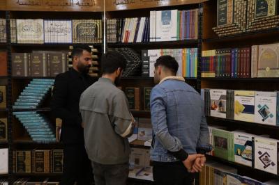 اطلاع الطلبة على ما معروض بجناح القسم