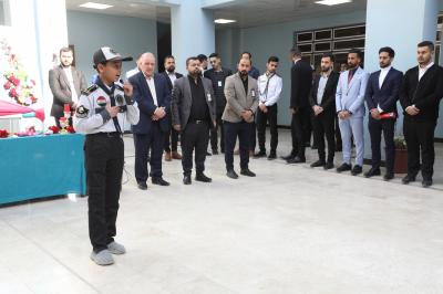 اثناء إلقاء أنشودة (قُم للمعلِّمِ) من قبل احد موهوبي جمعية كشافة الكفيل بمناسبة عيد المعلم 