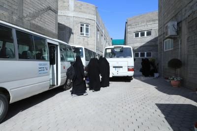 قسم الاليات يستنفر جهوده لنقل الطالبات المشاركات بحفل تخرج دفعة (بنات الكفيل)
